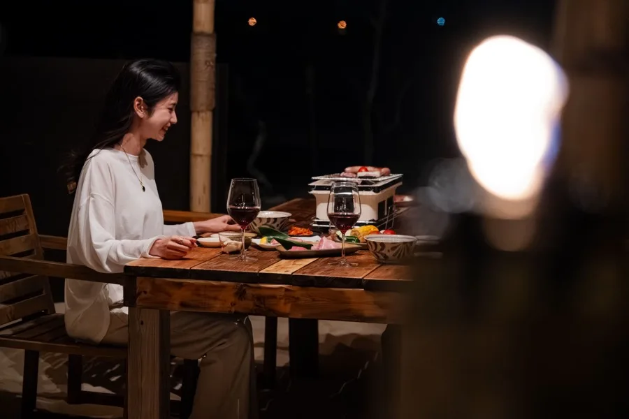夜のビーチで七輪を囲むBBQ